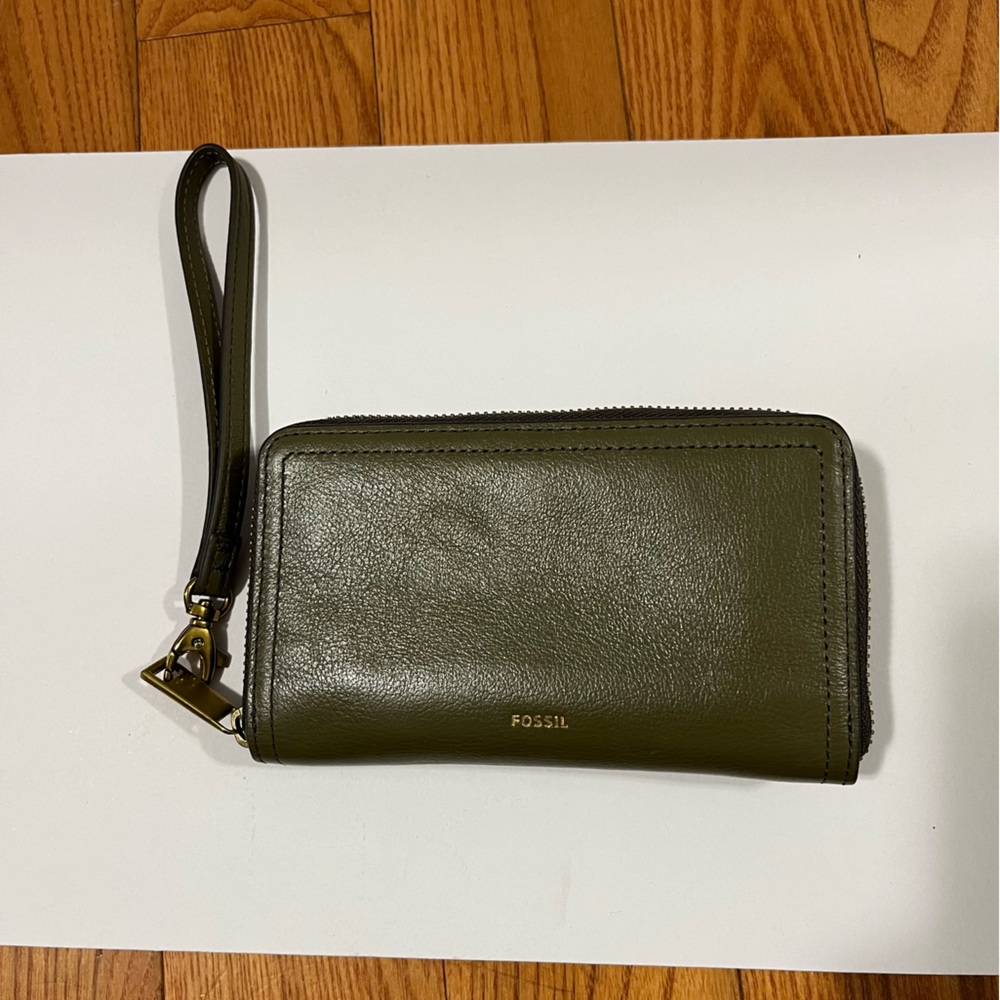 Fossil green leather Logan RFID zip clutch wallet in great pre-owned condition!